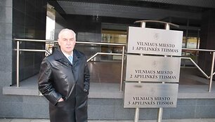 A.Sadeckas į teismą atkeliavo pakilios nuotaikos.