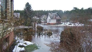 Priešgaisrinės apsaugos ir gelbėjimo departamento (PAGD) specialistai apžvelgia antradienio padėtį apsemtose sodų bendrijose Kauno bei Jonavos rajonuose.