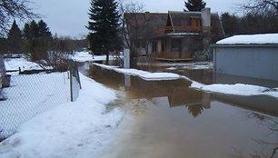 Priešgaisrinės apsaugos ir gelbėjimo departamento (PAGD) specialistai apžvelgia antradienio padėtį apsemtose sodų bendrijose Kauno bei Jonavos rajonuose.