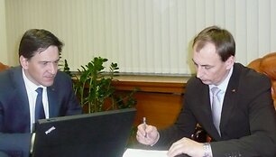 Ūkio ministerijos vadovas D.Kreivys ir Vie&scaron;ųjų pirkimų tarnybos direktorius Ž.Plytnikas (de&scaron;inėje).