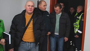 Policijos darbuotojai netilpo į teismo salę.