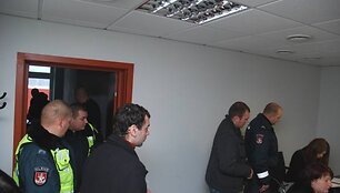 Policijos darbuotojai netilpo į teismo salę.