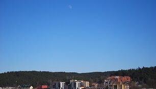 Dienos metu antradienį vilniečiai ai&scaron;kiai matė Mėnulį.