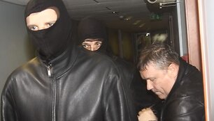 V.Karalius vedamas į teismą
