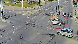 Kadras i&scaron; filmuotos medžiagos: prie&scaron; pat susidūrimą.