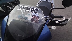 Motociklas neįgaliųjų vietoje