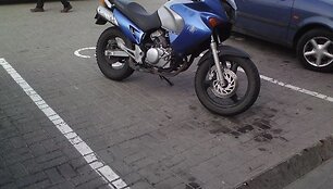 Motociklas neįgaliųjų vietoje