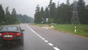 Pavojingas lenkimo manevras: pažeidėjo ma&scaron;inos valstybinis numeris UVE 680 ai&scaron;kiai įžiūrimas.