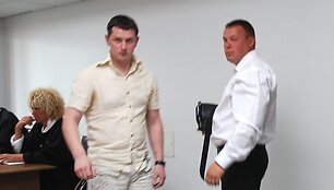Prie&scaron; teismą stoję buvęs pareigūnas Darju&scaron;as Aliukonis (kairėje) ir jo draugas Arturas Toma&scaron;evskis. 