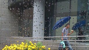 Nors viena nukentėjusioji tvirtina, kad &scaron;is asmuo labai pana&scaron;us į ie&scaron;komą įtariamąjį, redakcija privalėjo retu&scaron;uoti veidą, nes tai gali būti niekuo dėtas praeivis.