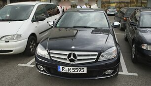 &Scaron;io mersedeso savininkui nepatiko, kad &bdquo;Ford Galaxy&ldquo; vairuotojas sustojo arti dar plačiai atidarė dureles.