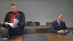 Kęstučio Bridikio byla: nukentėjusysis A.&Scaron;edžius (de&scaron;inėje) ir prokuroras.