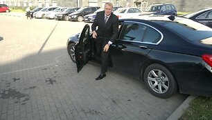 Nukentėjusys A.&Scaron;edžius atvyksta į Kęstučio Bridikio bylos nagrinėjimą teisme.