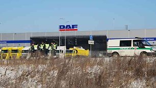 Vienu momentu į įvykio vietą susirinko ir avariją aptarinėjo mažiausiai 8 policininkai.
