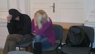 Prostitucijos versle i&scaron;naudota ir &scaron;ioje byloje nukentėjusiąja pripažinta mergina, kurią klientai vadindavo Jurga, teismo salėje maloniai bendravo su kaltinamuoju P.Žiliu.