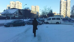 Vairuotojai greitai pamatė, jog kliūtį galima apvažiuoti pėsčiųjų bei dviratininkų takais.