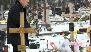 Jovita jau prie&scaron; pusantrų metų atgulė amžinojo poilsio, tačiau jos kapą nuolat lankantis tėvas neranda ramybės: kas tikrasis žudikas?