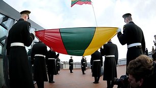 Sausio 1-ąją ant Gedimino pilies kalno tradiciškai surengta iškilminga vėliavos pakėlimo ceremonija.
