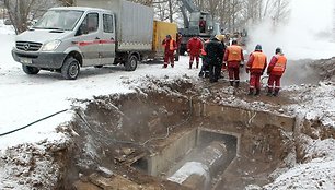 Avarija šilumos tinkluose Savanorių prospekto ir Vilkpėdės gatvių sankryžoje. 