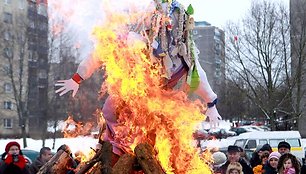 Sostinės seniūnijose švęsti Užgavėnių rinkosi persirengėliai, ant laužo liepsnojo Morė.