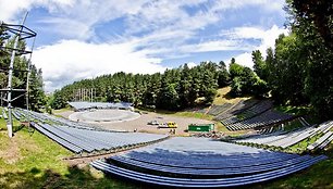 Kalnų parke darbininkai ruošia estradą Moksleivių dainų šventei.