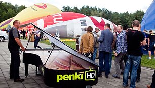 Pianistas koncertavo vir&scaron; Vilniaus skrendančiu fortepijonu.