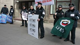 Penktadienį 12 val. į įspėjamuosius piketus prie Seimo, Vyriausybės ir Finansų ministerijos rinkosi pareigūnai.