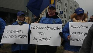 Piketuotojai apgulė teismo rūmus, kur teisiami riau&scaron;ėmis virtusio mitingo organizatoriai 