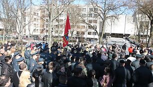 12 val. Vilniuje į įspėjamąją protesto akciją prie Vyriausybės rinkosi pareigūnai