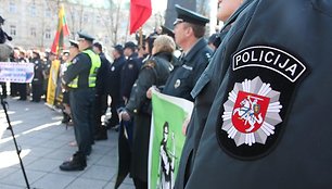 12 val. Vilniuje į įspėjamąją protesto akciją prie Vyriausybės rinkosi pareigūnai