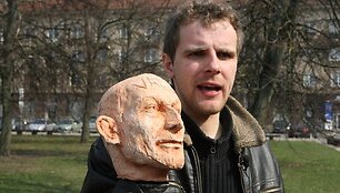 Vytautas &Scaron;ustauskas su savo bendraminčiais prie Seimo surengė akciją, kurios metu rideno valdžios atstovų &bdquo;galvas&ldquo;