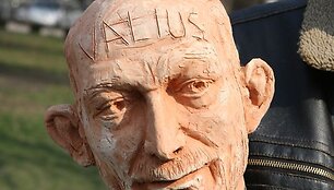 Vytautas &Scaron;ustauskas su savo bendraminčiais prie Seimo surengė akciją, kurios metu rideno valdžios atstovų &bdquo;galvas&ldquo;