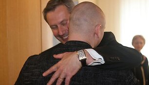 R.Vy&scaron;niauską ir M.Ežerskį apdovanojo &scaron;alies premjeras A.Kubilius