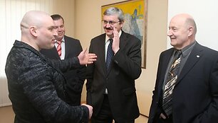 R.Vy&scaron;niauską ir M.Ežerskį apdovanojo &scaron;alies premjeras A.Kubilius