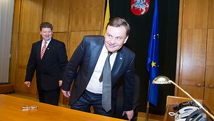 I&scaron;rinktas Seimo pirmininkas Vydas Gedvilas savo kabinete