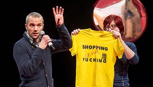 Po paskutinio &bdquo;Shopping and fucking&ldquo; spektaklio įvyko rekvizito aukcionas.