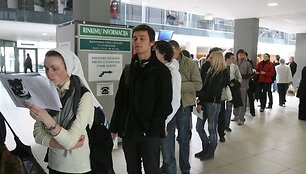 Prie i&scaron;ankstinio balsavimo vietos Vilniuje &ndash; eilės.