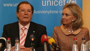 Džeimso Bondo ir kitų vaidmenų kūrėjas lietuvius ragino aukoti pasaulio vaikams.