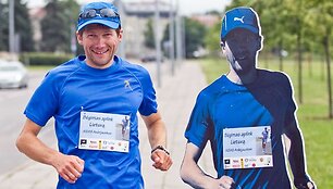 Vilniuje prie Baltojo tilto fini&scaron;avo Lietuvą apibėgęs ugniagesys gelbėtojas Aidas Ardzijauskas.