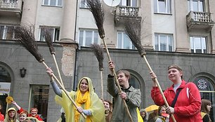 Šiemet savaite anksčiau nei pernai minima Laisvės nuo mokesčių diena. Tradiciškai  nuo Vyriausybės rūmų Seimo link nešamas simbolinis mokesčių naštos akmuo. 