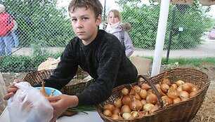 Ūkininkų prekyvietėje galima įsigyti visą būtiniausių prekių krep&scaron;elį - pieno produktų, duonos, pyragų, daržovių, vaisių, mėsos, medaus ir pana&scaron;ių gėrybių.