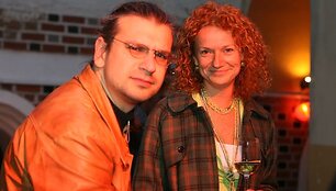 Žurnalistai Donatas Stundis ir Aurelija Svirnelytė rausvojo vyno degustacijoje.