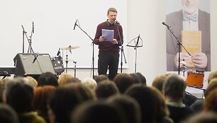 Rolandas Kazlas skaito Kristijoną Donelaitį.