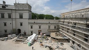 Seimo Švietimo mokslo ir kultūros komiteto nariai posėdį ankštame kabinete iškeitė į ekskursiją po statybas Valdovų rūmuose: jie norėjo savo akimis pamatyti tai, dėl ko diskutuojama viešojoje erdvėje.