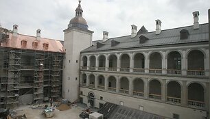 Seimo &Scaron;vietimo mokslo ir kultūros komiteto nariai posėdį ank&scaron;tame kabinete i&scaron;keitė į ekskursiją po statybas Valdovų rūmuose: jie norėjo savo akimis pamatyti tai, dėl ko diskutuojama vie&scaron;ojoje erdvėje.