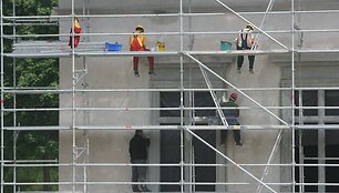 Seimo &Scaron;vietimo mokslo ir kultūros komiteto nariai posėdį ank&scaron;tame kabinete i&scaron;keitė į ekskursiją po statybas Valdovų rūmuose: jie norėjo savo akimis pamatyti tai, dėl ko diskutuojama vie&scaron;ojoje erdvėje.