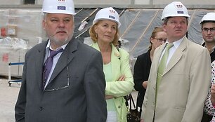 Seimo &Scaron;vietimo mokslo ir kultūros komiteto nariai posėdį ank&scaron;tame kabinete i&scaron;keitė į ekskursiją po statybas Valdovų rūmuose: jie norėjo savo akimis pamatyti tai, dėl ko diskutuojama vie&scaron;ojoje erdvėje.