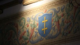Seimo &Scaron;vietimo mokslo ir kultūros komiteto nariai posėdį ank&scaron;tame kabinete i&scaron;keitė į ekskursiją po statybas Valdovų rūmuose: jie norėjo savo akimis pamatyti tai, dėl ko diskutuojama vie&scaron;ojoje erdvėje.