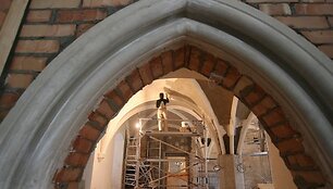 Seimo &Scaron;vietimo mokslo ir kultūros komiteto nariai posėdį ank&scaron;tame kabinete i&scaron;keitė į ekskursiją po statybas Valdovų rūmuose: jie norėjo savo akimis pamatyti tai, dėl ko diskutuojama vie&scaron;ojoje erdvėje.