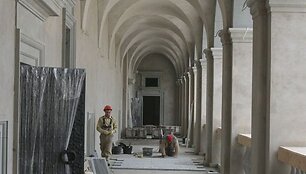 Seimo &Scaron;vietimo mokslo ir kultūros komiteto nariai posėdį ank&scaron;tame kabinete i&scaron;keitė į ekskursiją po statybas Valdovų rūmuose: jie norėjo savo akimis pamatyti tai, dėl ko diskutuojama vie&scaron;ojoje erdvėje.